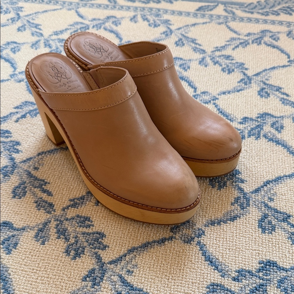 Kimberly Whitman for ANTONIO MELANI Tan Beige Leather Clogs